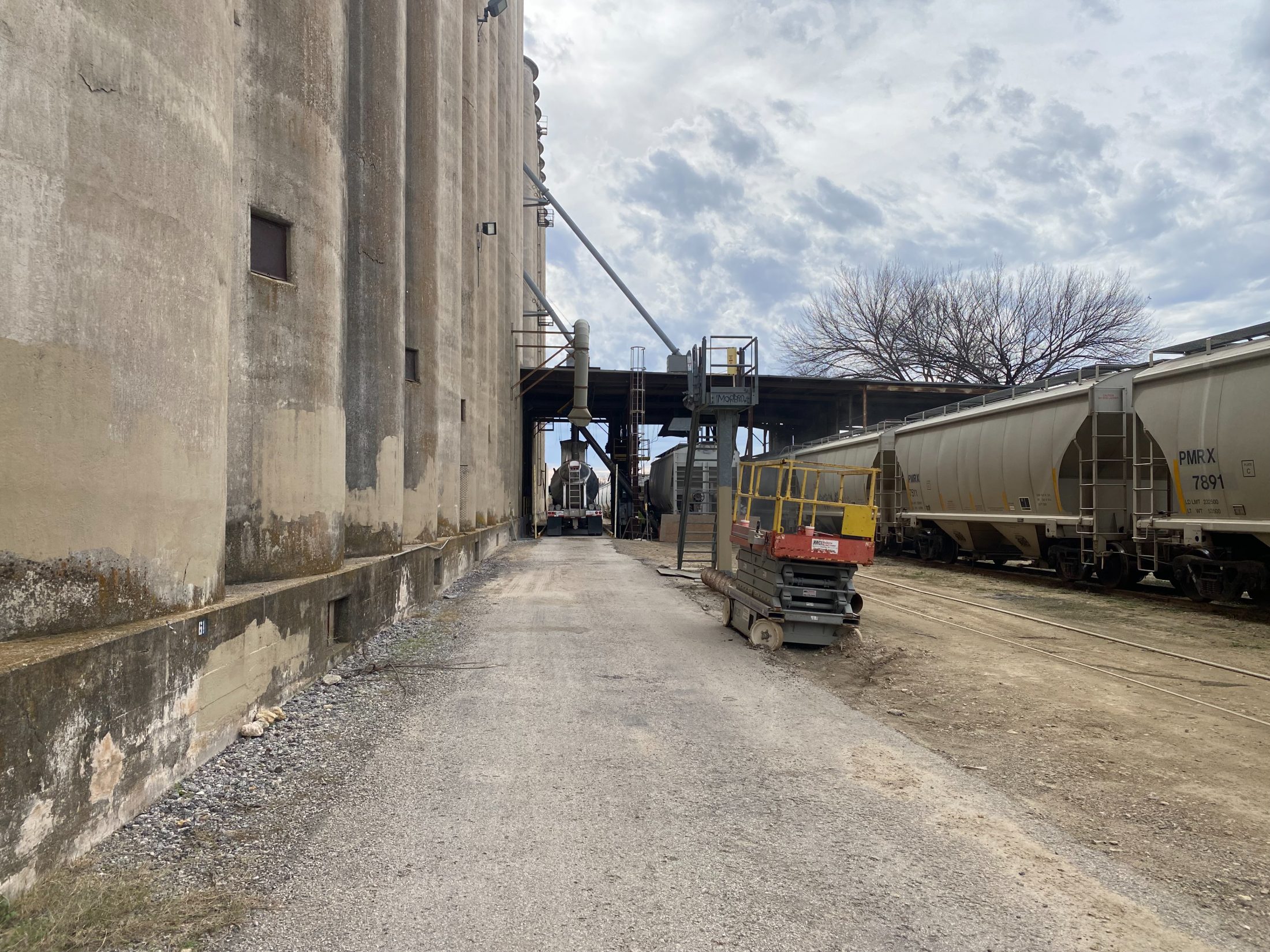 Truck lane running along the silo wall