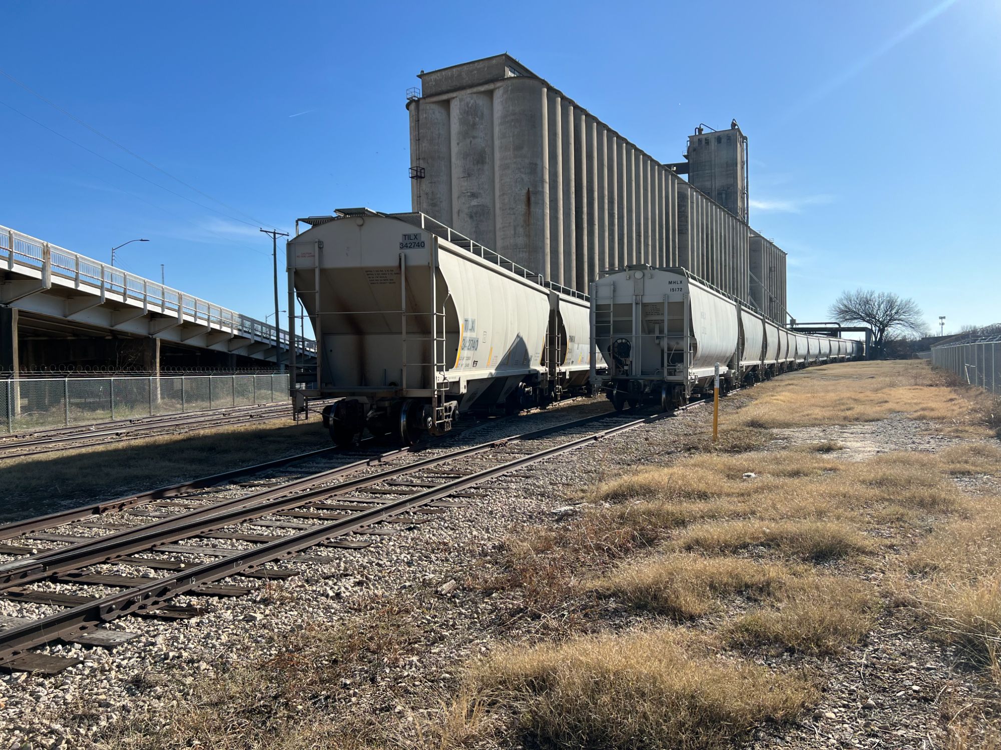 Covered hopper rail cars beneath the elevator